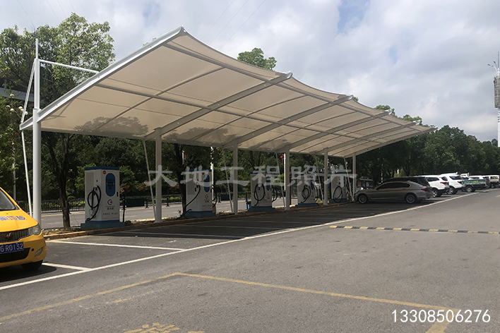 2023年8月5日，貴州關(guān)嶺商貿(mào)城汽車充電站車棚順利竣工