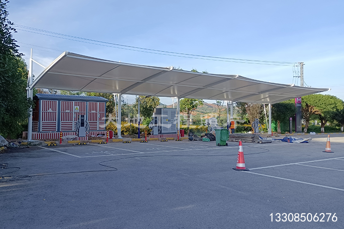 2023年8月12日，云南文山服務(wù)區(qū)充電站車棚順利竣工