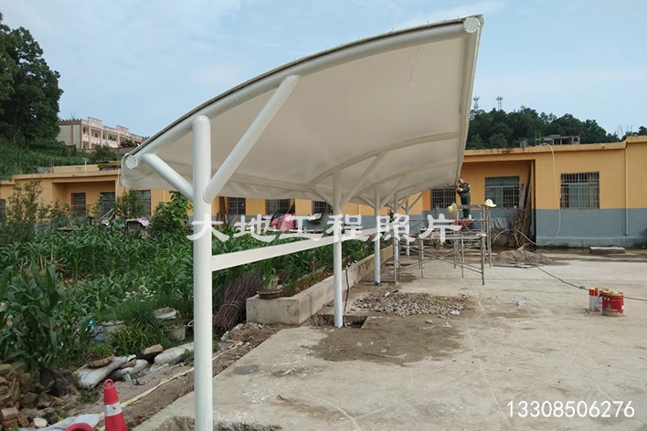 2023年9月10日，貴州省關(guān)嶺縣扒子電動車充電車棚順利竣工